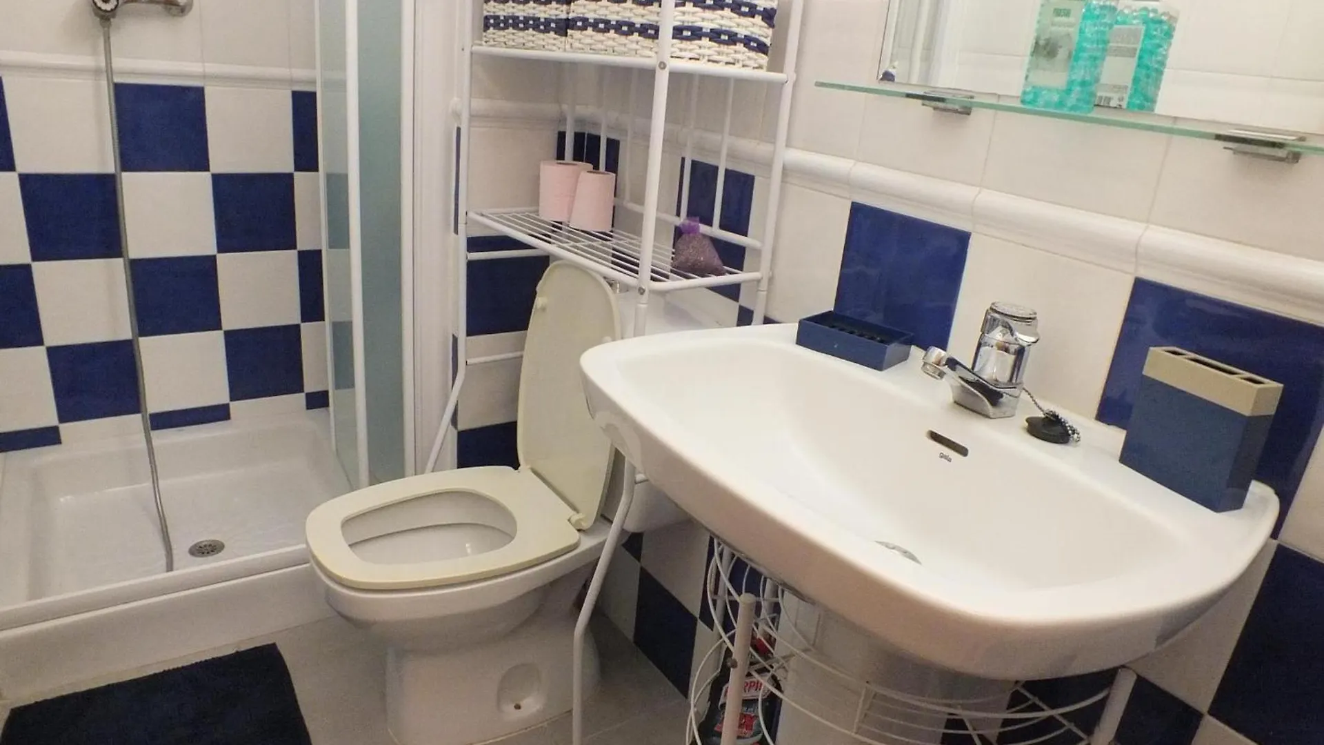 Bonito Apartamento De 2 Habitaciones En Roses Con Estacionamiento, Aire Acondicionado, Cerca Del Centro Y De La Playa - Es-204-46 דירה