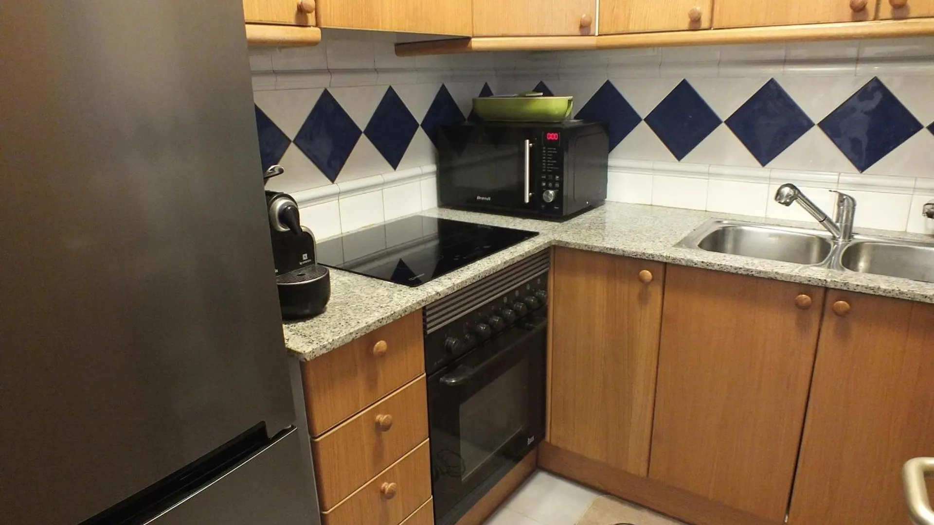 Bonito Apartamento De 2 Habitaciones En Roses Con Estacionamiento, Aire Acondicionado, Cerca Del Centro Y De La Playa - Es-204-46